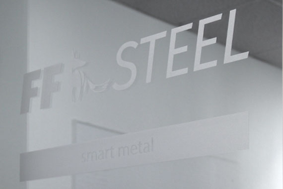FF Steel Schriftzug auf einer Büro-Glastüre